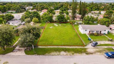 915 NW 104th St, Miami, FL